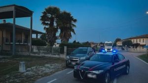 Motociclista gravissimo dopo lo schianto contro una macchina
