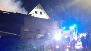 Ovaro, incendio nella stalla di un’azienda agricola: fiamme fermate in tempo
