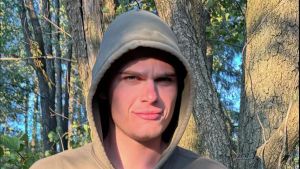 Scavalca un cancello e precipita, imprudenza fatale per un turista: gli ultimi istanti di Jakub ripresi nei filmati
