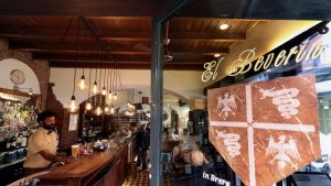 El Beverin a Brera da 100 anni, tra i tavolini cittadini, turisti e vip: “Il meglio deve ancora arrivare”