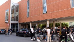 Il 15enne accoltellato nel bagno del liceo: “Era li ad aspettarmi poi mi ha spinto contro il muro, ma io non l’ho mai visto in vita mia”