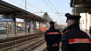 Ubriachi bloccano il treno e la corsa viene soppressa: passeggeri della Seregno-Saronno ostaggio di tre teppisti