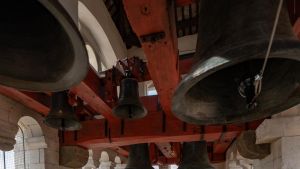 Il suono delle campane è un nastro registrato: “Rivogliamo la loro vera voce”. La replica dei tecnici: “Potrebbe crollare la torre”