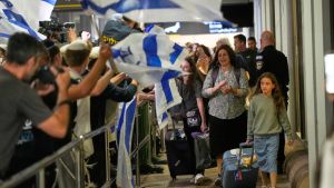 Israele, Emirati, Sauditi: attorno al salvataggio di un aereo c’è la foto di un gran medio oriente che cambia