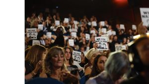 Fonti anonime ma gli spettatori applaudono sulla fiducia. “Naza” continua