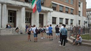 Foto oscene del prof nella chat di classe: studenti comacchiesi sbalorditi