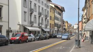 Udine, negozi in crisi e saracinesche abbassate in via Aquileia: «Qui non passa più nessuno»