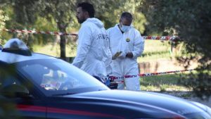 Morto nel piazzale dell’ospedale in circostanze misteriose, la madre denuncia i carabinieri: “Lo avete abbandonato”