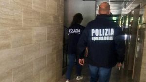 Si finge carabiniere, poi tenta di rubare soldi e gioielli a una donna di 99 anni: pensionata salvata dalla badante
