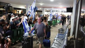 “Attentato sul volo Dubai-Tel Aviv, blitz da lupo solitario. Ma l’Iran tenta di orientare il voto in Israele”