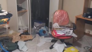 Imprenditore sorprende due ladri in casa: «Mi hanno ferito con un cacciavite»