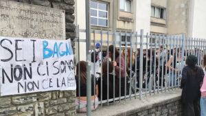 Problemi alle fogne, bagni chiusi: protesta all’istituto Brustolon di Belluno