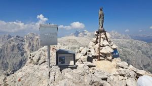 Madonnina nel dirupo e vandalismi in vetta alla Croda Granda: scatta la denuncia contro ignoti