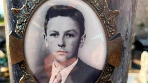 Carlo Conti, morto sul lavoro 80 anni: svelato il mistero di fiori freschi e caramelle sulla tomba. “Sono gli eredi di chi gli volle bene”
