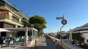 Muro di 6 metri sulla spiaggia di Lignano Sabbiadoro: scatta la protesta con 600 firme
