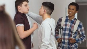 Marco aggredito alle medie, all’ospedale a 13 anni. Lo sfogo del papà: “Due volte in 7 giorni, il violento è sempre lo stesso: cambiamo scuola”
