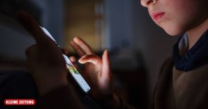 Wer noch nie WhatsApp am Esstisch checkte, werfe das erste Smartphone