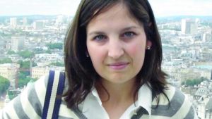 Delitto di Garlasco, i due consulenti dei pm: «Da 30 minuti a un’ora per uccidere Chiara Poggi»