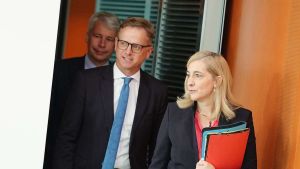 Pflegereform: Koalition vertagt Gerechtigkeit und lässt Finanzierung offen