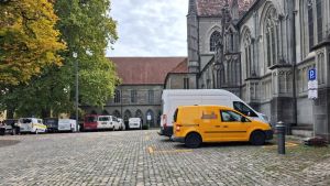 Provisorischer Parkplatz für Handwerker am Münster - doch das Angebot deckt den Bedarf nicht