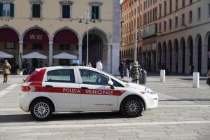 Livorno, scappa in motorino dopo aver travolto un’anziana sulle strisce