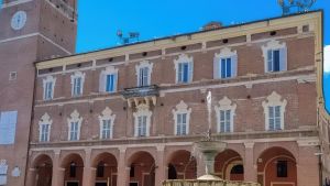 Fabriano, va a trovare un anziano in ospedale e gli svuota il conto: denunciato