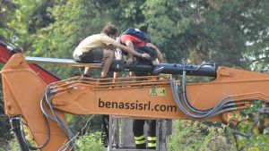 Attivisti sopra le ruspe: bloccano i mezzi e poi la via Emilia. Bosco Ospizio, proteste a oltranza: interviene la polizia
