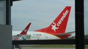 Flugzeug kollidiert am Bodensee-Airport mit Feuerwehrauto
