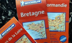 Il remet à l'honneur les cartes routières : 