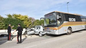 Perde il controllo dell’auto e finisce contro un muretto: autista colpito da un bus
