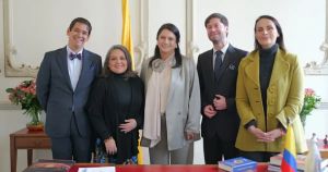 El director del Caro y Cuervo pide no romantizar el suicidio, pero él romantiza el suicidio