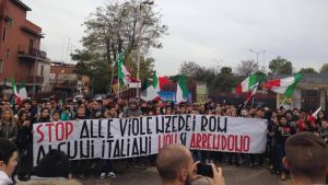 Milano, studente aggredito dal branco di estrema destra: bottigliata in testa, rischia danni al cervello