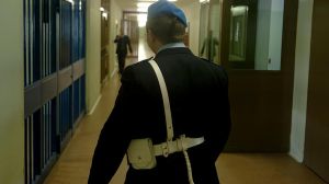 Sorpreso a frugare nei cassetti dell'ufficio del caporeparto, detenuto aggredisce agente di polizia penitenziaria a Bollate