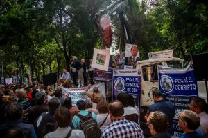 Felipe Calderón, impúdico // Derechosos se reúnen con él // SME “decapita” a Borolas - México SA