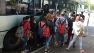Abbonamenti del bus e del treno per gli studenti, via al bonus per risparmiare: 1.400 richieste in 5 ore. Boom di domande per il rimborso