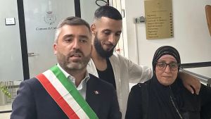 Rachida non sa l’italiano, terzo tentativo fallito per la cittadinanza. Il figlio sta col sindaco