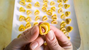 Il festival del tortellino torna a Bologna: 21 ricette per omaggiare il re della pasta fresca. “Celebriamo la nostra identità”