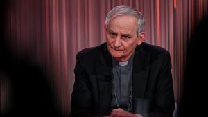 Il cardinale Zuppi al rientro da Mosca: “La fine della guerra? Non so cosa rispondere. Dal conflitto una sofferenza enorme”