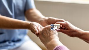 Caregiver abbandonati dal governo
