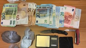 Non si fermano al posto di blocco e scappano con l’auto carica di coca, eroina, denaro e coltelli