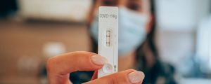 Covid, contagi in aumento in Italia: i sintomi delle nuove varianti XFG e Nimbus e cosa cambia con l’autunno