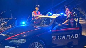 Armato di coltello si barrica in casa con la figlia: notte di angoscia, otto ore di trattativa con i carabinieri