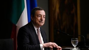 La lezione di Draghi: “La crescita non si delega alla Bce. Cento miliardi europei per l'AI” /