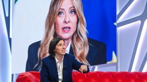Meloni e Schlein, tutto quello che le divide e l’unica cosa che le unisce: devono guardarsi a destra (Giorgia) e a sinistra (Elly)
