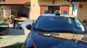 Attimis, esplode la bomboletta di insetticida mentre pulisce il camino: giovane ferito al volto