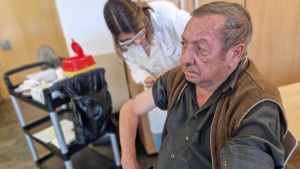 Los primeros asturianos vacunados contra la gripe: menores de 13 años y los que viven en residencias