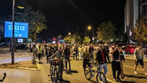Novosađani komemorativnom šetnjom obeležavaju 23 meseca od pada nadstrešnice u Novom Sadu
