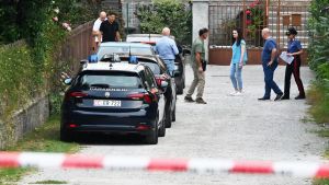 Morta annegata in piscina nella villetta di Erba: il giallo della sedia a rotelle bagnata a bordo vasca