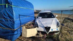 In due scappano con l’auto rubata. Ma finiscono in una strada chiusa