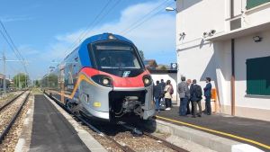 Treno guasto, bus pieni: che caos